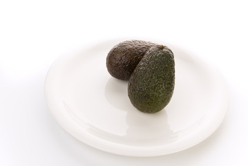 皿の上のアボカド