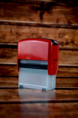 Plastikstempel Stempel plastik Holz Holzstruktur rot