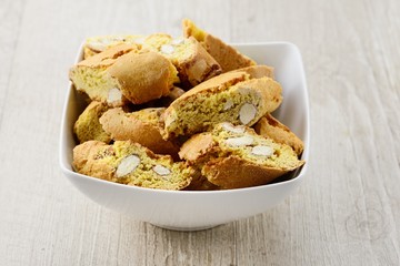 Piatto di cantucci pasticceria secca