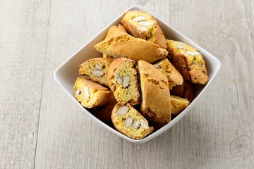 Piatto di cantucci pasticceria secca