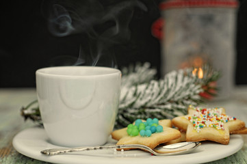 heißes Getränk mit Weihnachtsplätzchen