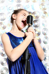 Śpiewająca  dziewczynka - obrazy, fototapety, plakaty