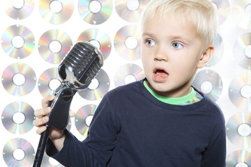 Śpiewający mały chłopiec - obrazy, fototapety, plakaty