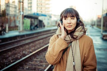 Obraz premium beautiful young woman listening to music headphones