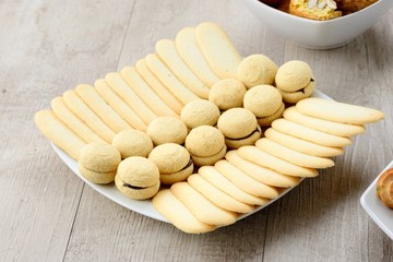 Pasticceria secca su piatto