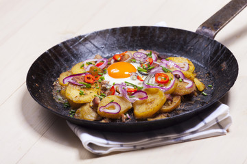 Tiroler Gröstl in einer Pfanne