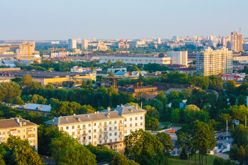Fototapeta na wymiar Mińsk (Białoruś) Miasto kwartał z zielonych parków Pod Błękitne Niebo