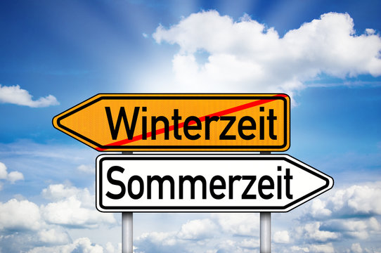 Wegweiser mit Winterzeit und Sommerzeit
