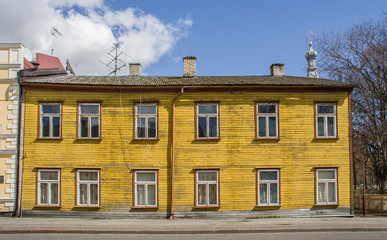 Fototapeta na wymiar ¯ółty dom w Pärnu