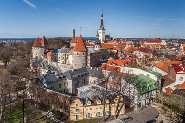 Naklejka na ściany i meble Panoramiczny widok na Stare Miasto w Tallinie