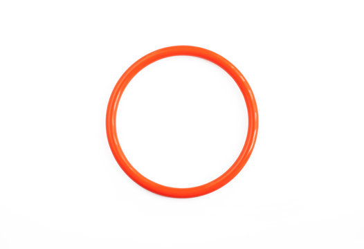 Оранжевое кольцо на белом фоне
