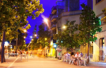 Papier Peint photo Barcelona Rue piétonne de la ville européenne la nuit