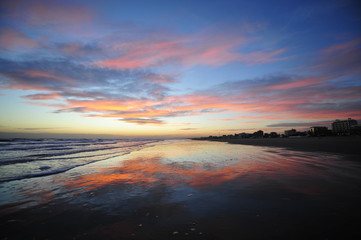 Fototapeta na wymiar Zachód słońca na plaży