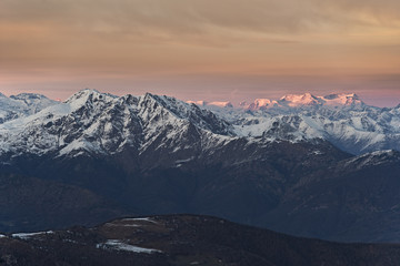 Fototapeta na wymiar Piemontu górskie krajobrazy