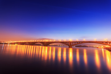 Obraz na płótnie Canvas Most nad rzeką