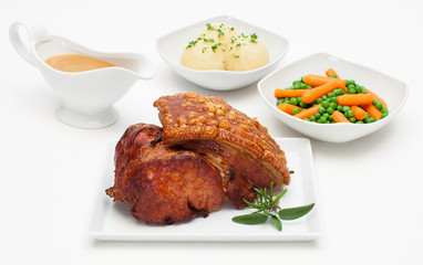 Krustenbraten mit Mischgemüse und Klößen