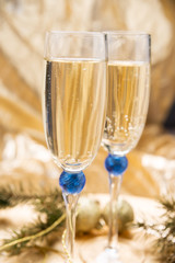 Sekt mit weihnachtlicher Deko