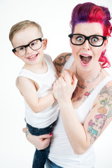 Witziges Portrait von Mutter und Sohn
