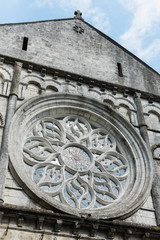 Fototapeta na wymiar Piękne okna w dużym kościele