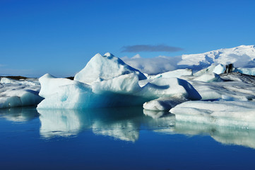 Fototapeta na wymiar Blue icebergs floating in the jokulsarlon lagoon in Iceland