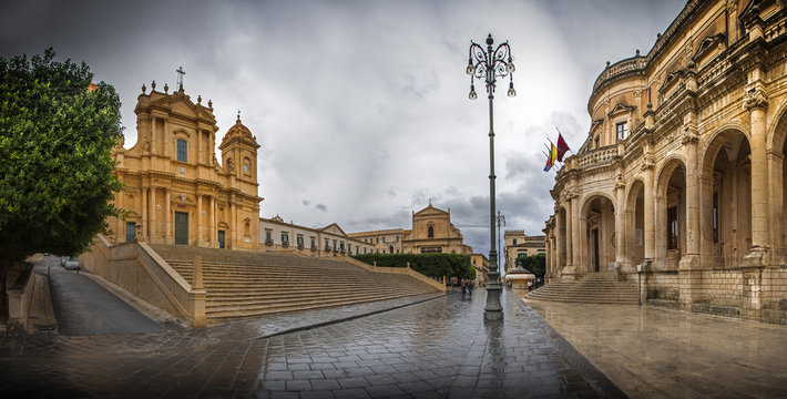 chiesa e municipio di noto