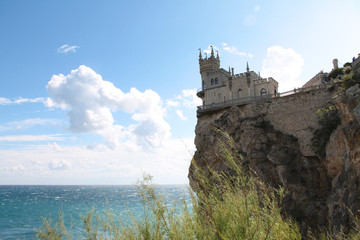 Fototapeta na wymiar Starego zamku Jaskółcze Gniazdo na skraju klifu nad morzem