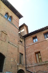 Fototapeta na wymiar Szczegóły zabytkowych budynków włoskich, Siena.