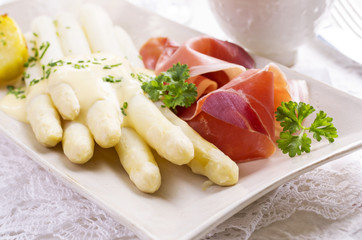 Spargel mit Schinken