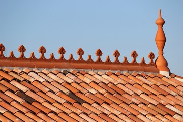 Tuiles faîtières et épi de faîtage