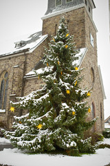 Weihnachtsbaum vor Kirche