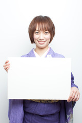 Fototapeta premium メッセージボードを持った着物姿の女性