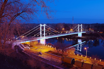 Пешеходный мост через Урал ночью