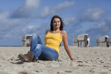 Fototapeta na wymiar Schöne Frau am Strand