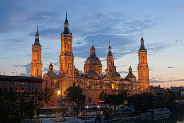 Fototapeta premium Basilica Del Pilar in Zaragoza in night illumination, Spain