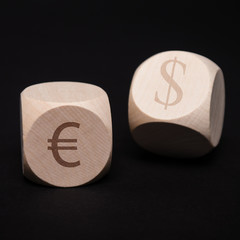 würfel mit dollar und eurozeichen
