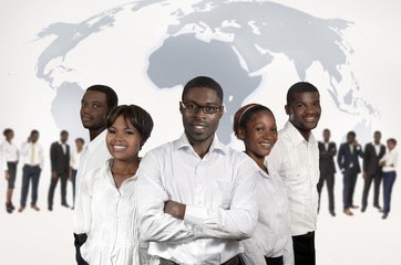 Afrikanische Geschäftsleute mit Weltkarte - 59350258