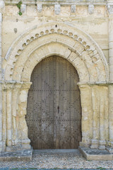 Fototapeta na wymiar Bardzo Stary Kościół Drzwi
