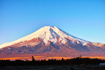 Fototapeta na wymiar 朝日を浴びた富士山