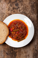Gulasch in einem weißen Teller