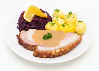 Krustenbraten mit Rotkohl und Kartoffeln