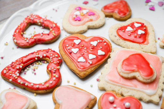 Liebevoll dekorierte Kekse in Herzform