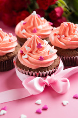 Mit Zuckerherzen dekorierte Cupcakes