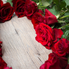 Rote Rosen auf Holz