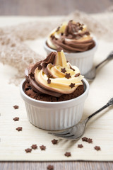 Weihnachtliche Schoko-Vanille-Cupcakes
