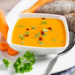 Möhrensuppe mit Brötchen