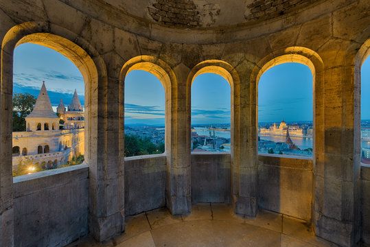 Budapest Fischerbastei beleuchtet