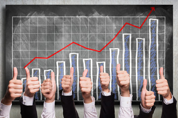 Top-Daumen vor positiver Statistik