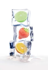Foto op Plexiglas Fruit in ijsblokjes © Pixelbliss