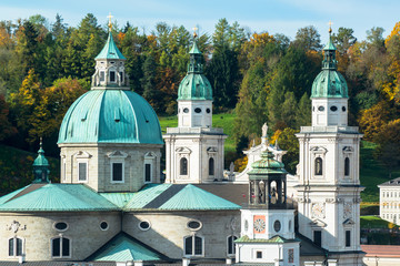 Fototapeta na wymiar Ogólny widok na historyczne centrum Salzburga, Austria
