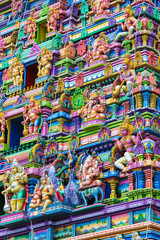 Fototapeta na wymiar Kolorowe ściany i figury na fasadzie hinduskiej świątyni w